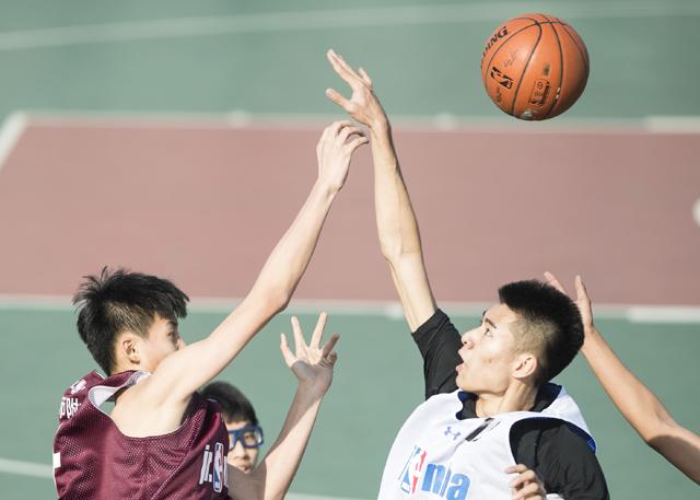 在这两张剧照上，我们能看到艾米·亚当斯所扮演的画家以金发、性感晚礼服和大衬衫的形象亮相。