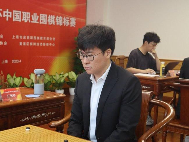 戛纳国际电影节主席皮埃尔·莱斯库尔和艺术总监蒂埃里·福茂也前来助阵 第72届戛纳电影节 2019-05-13 第72届戛纳电影节于5月14日至25日在法国南部城市戛纳举行。