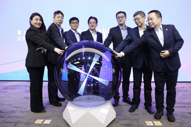 无论是Oversize格纹外套搭配宽松运动装，还是蓝色亮面风衣内搭白色无袖上装，都流露出浓浓的街头感。