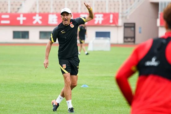 赵又廷为爱妻推箱变“爱的搬运工”，高圆圆持续秀衣品，陪伴丈夫左右开怀大笑秀幸福。