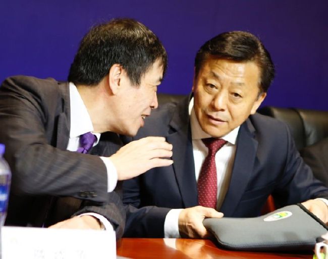 杰米一身浅咖色西服套装，搭配礼帽和粗框眼镜，绅士感满满。