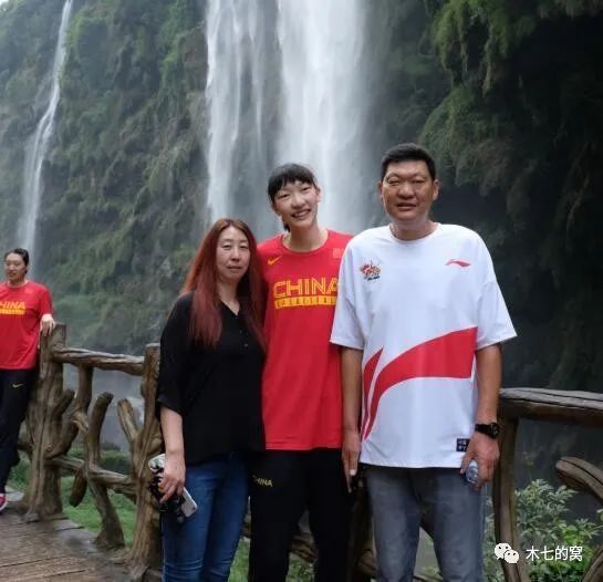 电影中耿乐饰演一位充满魅力的迷人摄影师，帅气中带了些许岁月沉淀下的男人味，显而易见，耿乐在该片中必有大批女 《不速之客》曝耿乐新剧照 变“最恐怖陌生人” 2015-11-07 由黎明、耿乐和韩彩英领衔主演的中韩合拍犯罪悬疑电影《不速之客》即将于今年贺岁档上映，该片曝光一组新剧照，耿乐与天王黎明对峙气氛窒息。