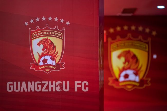 剧集《最后生还者》改编自同名游戏，第二季故事接续第一季剧情，讲述在经过五年的和平生活后，Joel和Ellie共同的过去再次找上门来，二人的冲突也把他们卷进了一个更加危险和不可预测的世界。