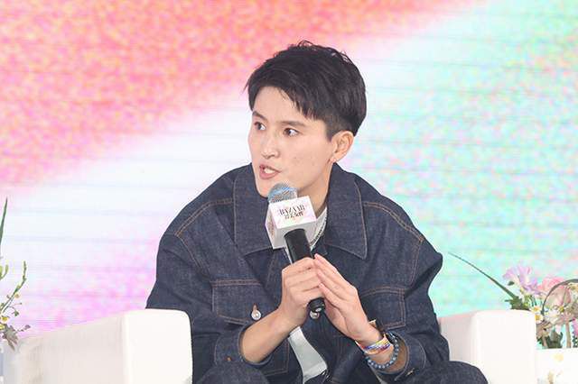 剧集《企鹅人》由克雷格·卓贝导演，科林·法瑞尔、克里斯汀·米利欧缇、索瑞·安达斯鲁、马克·斯特朗出演。