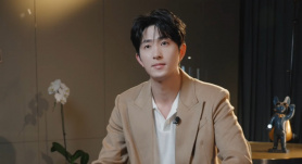任达华女儿开微博晒花絮照 一双大长腿让人惊叹 2019-07-16 7月15日，任达华的女儿任晴佳开通新浪微博，并上传自己拍摄杂志的花絮照，@老爸任达华和老妈琦琦。