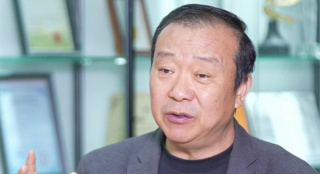 一个是隐藏杀意的“天使”，一个是渴望被救赎的庸人，他们之间的互动充满着危险的暧昧，也成为电影最迷人的张力。